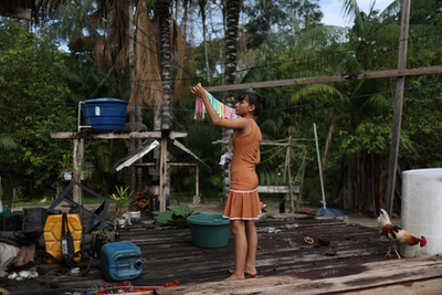 Raquel Quirino de Oliveira, bába tartja újszülött unokahúgát, Mavit Tefében, Brazíliában 2024. október 19-én