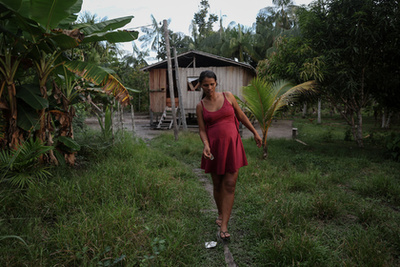 Raquel Quirino de Oliveira, bába tartja újszülött unokahúgát, Mavit Tefében, Brazíliában 2024. október 19-én