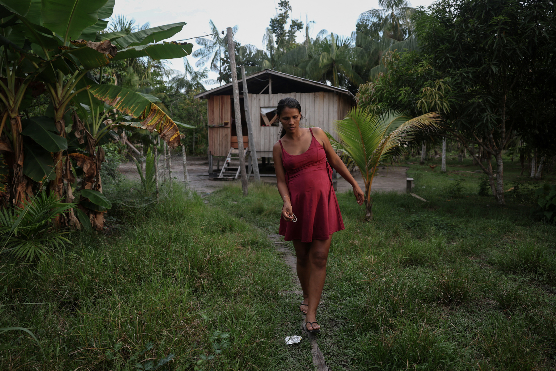 Raquel Quirino de Oliveira, bába tartja újszülött unokahúgát, Mavit Tefében, Brazíliában 2024. október 19-én