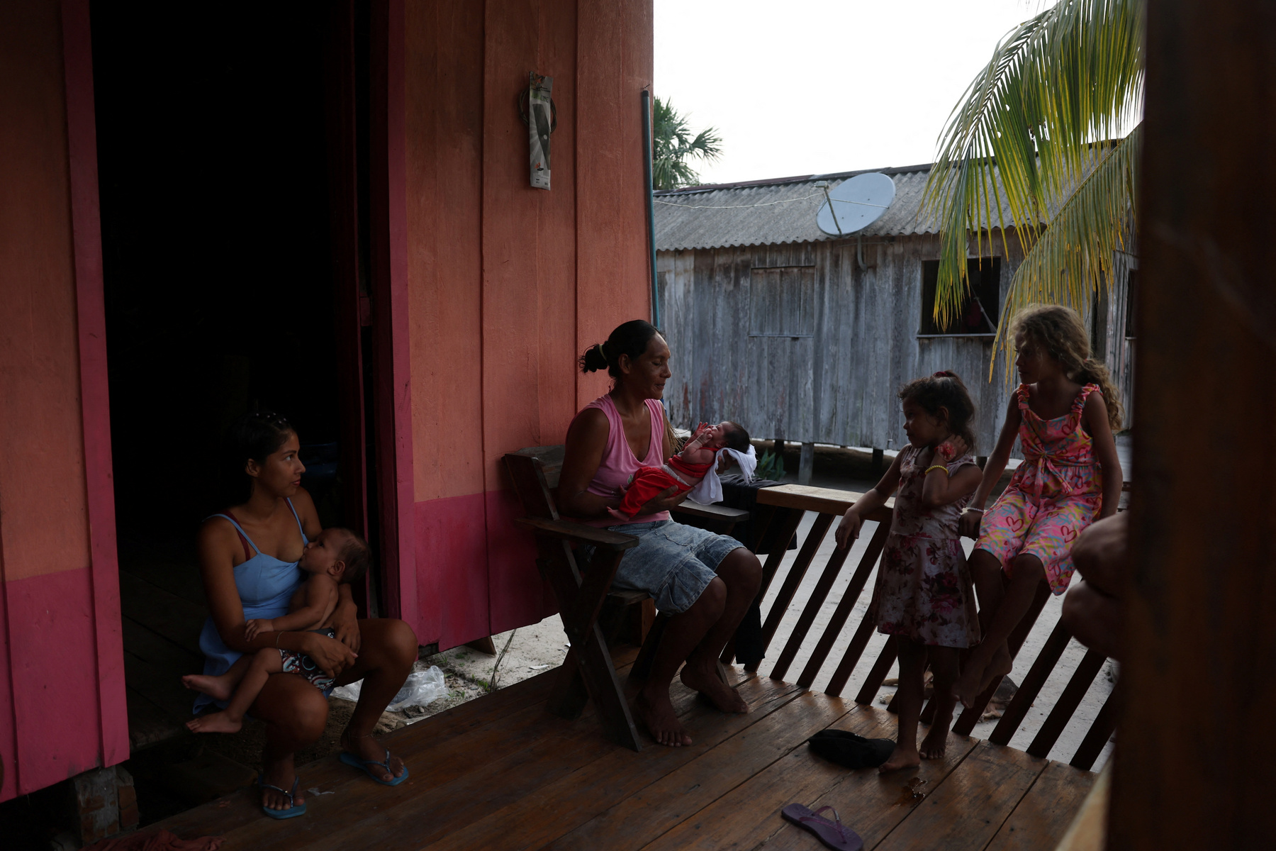 Raquel Quirino de Oliveira, bába tartja újszülött unokahúgát, Mavit Tefében, Brazíliában 2024. október 19-én