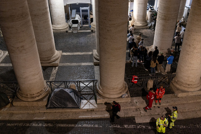 Antonino Siracusa Ferenc pápa temetésén a Santa Maria Maggiore Bazilika előtt Rómában, Olaszországban 2025. április 26-án