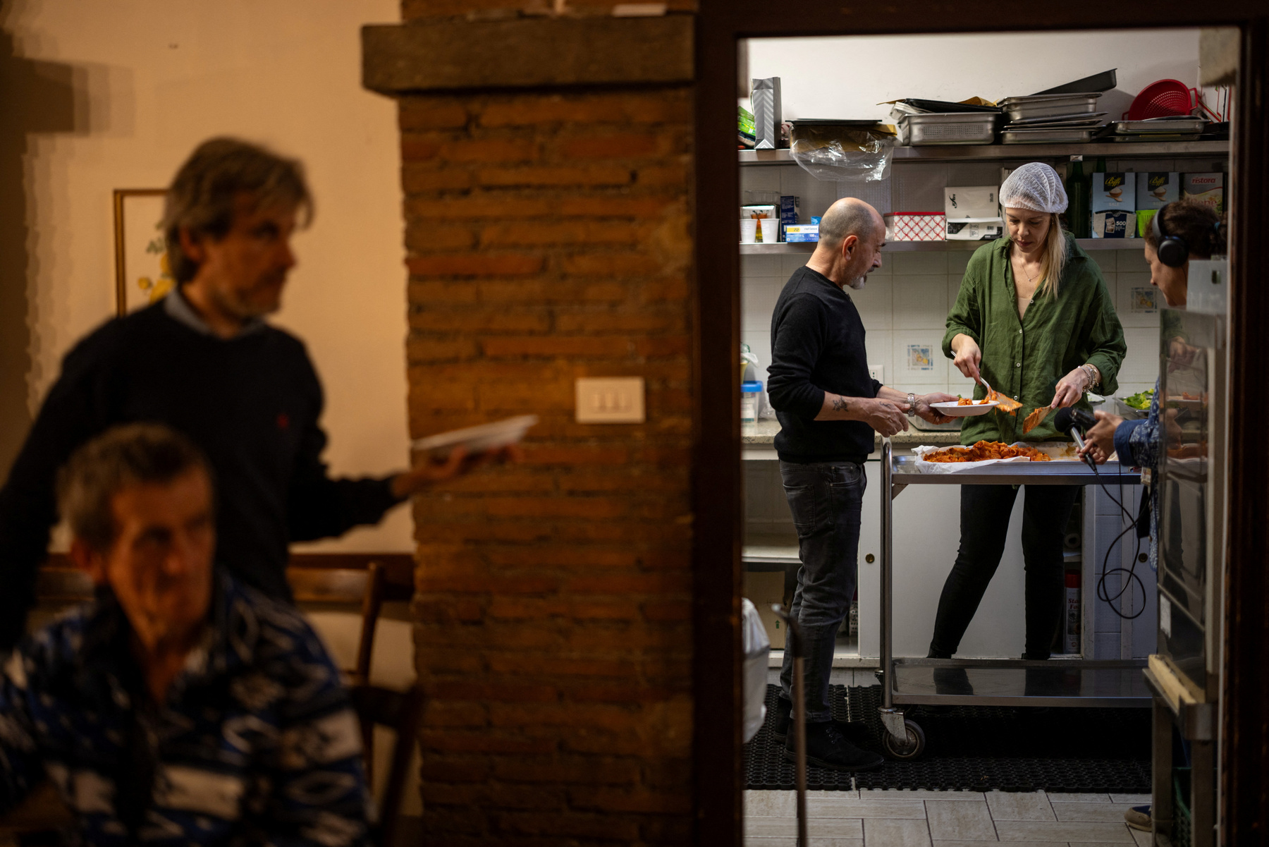 Antonino Siracusa Ferenc pápa temetésén a Santa Maria Maggiore Bazilika előtt Rómában, Olaszországban 2025. április 26-án