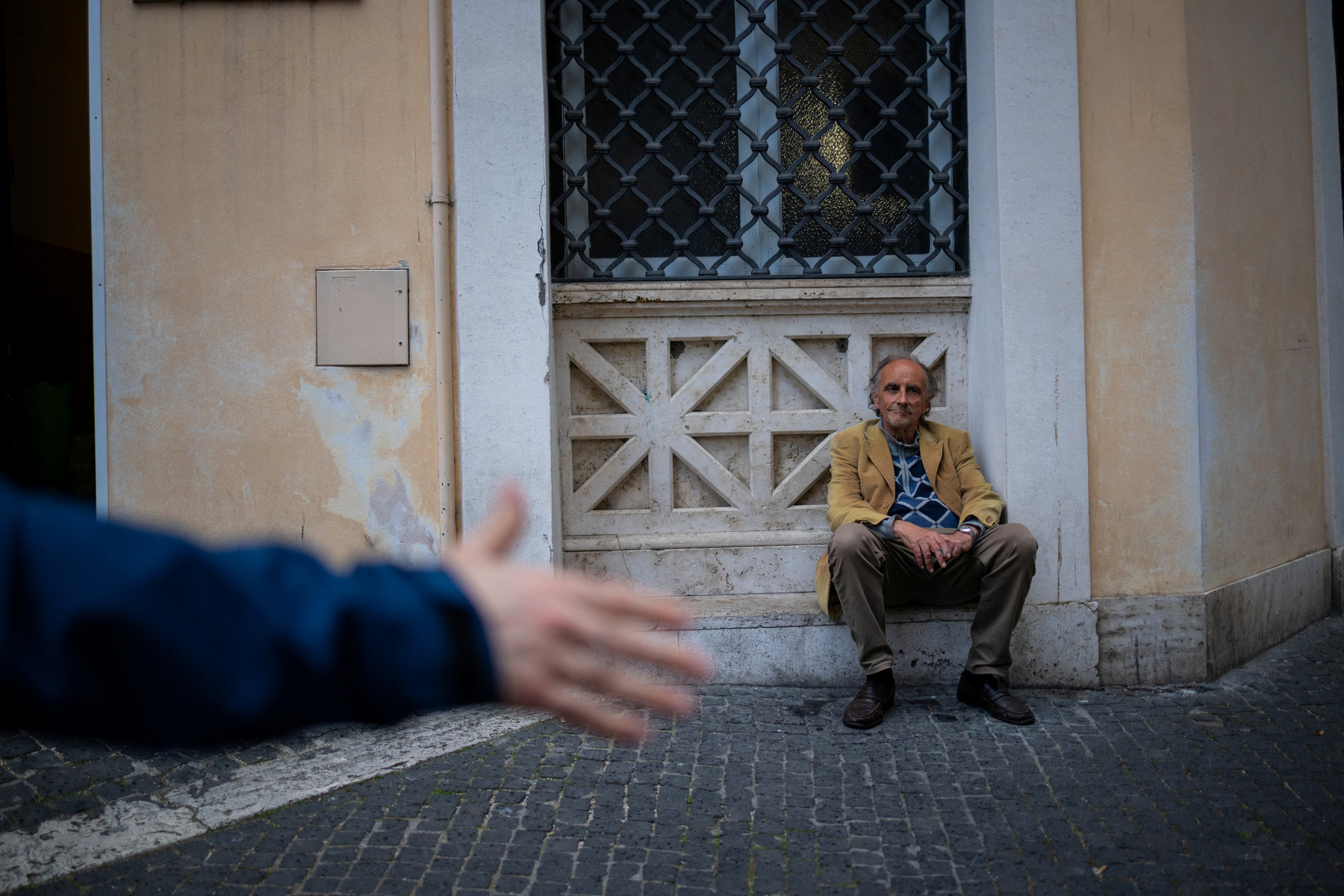 Antonino Siracusa Ferenc pápa temetésén a Santa Maria Maggiore Bazilika előtt Rómában, Olaszországban 2025. április 26-án