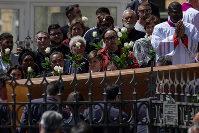 Antonino Siracusa Ferenc pápa temetésén a Santa Maria Maggiore Bazilika előtt Rómában, Olaszországban 2025. április 26-án