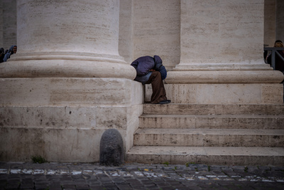 Antonino Siracusa Ferenc pápa temetésén a Santa Maria Maggiore Bazilika előtt Rómában, Olaszországban 2025. április 26-án