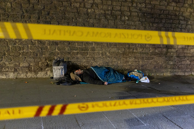 Antonino Siracusa Ferenc pápa temetésén a Santa Maria Maggiore Bazilika előtt Rómában, Olaszországban 2025. április 26-án