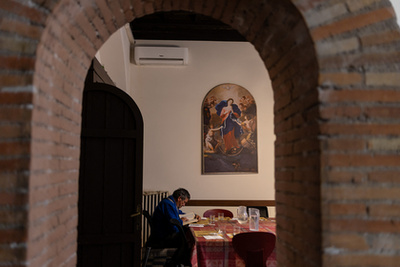 Antonino Siracusa Ferenc pápa temetésén a Santa Maria Maggiore Bazilika előtt Rómában, Olaszországban 2025. április 26-án