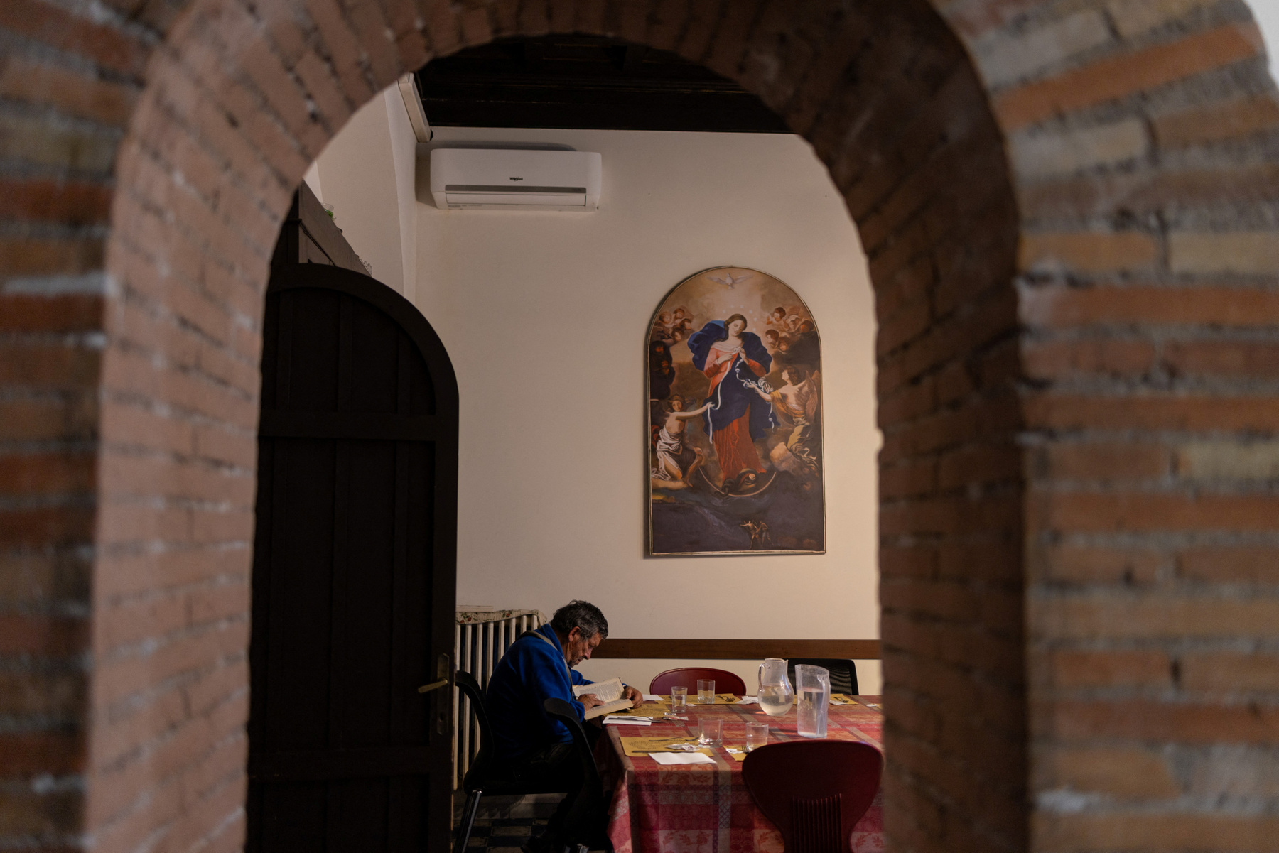 Antonino Siracusa Ferenc pápa temetésén a Santa Maria Maggiore Bazilika előtt Rómában, Olaszországban 2025. április 26-án