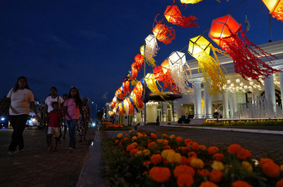 Buddhista hívők követik a kocsik felvonulását a Vesak-napi felvonulások során Malajziában 2025. május 12-én