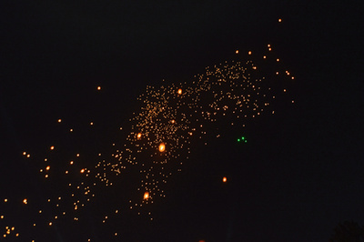 Buddhista hívők követik a kocsik felvonulását a Vesak-napi felvonulások során Malajziában 2025. május 12-én