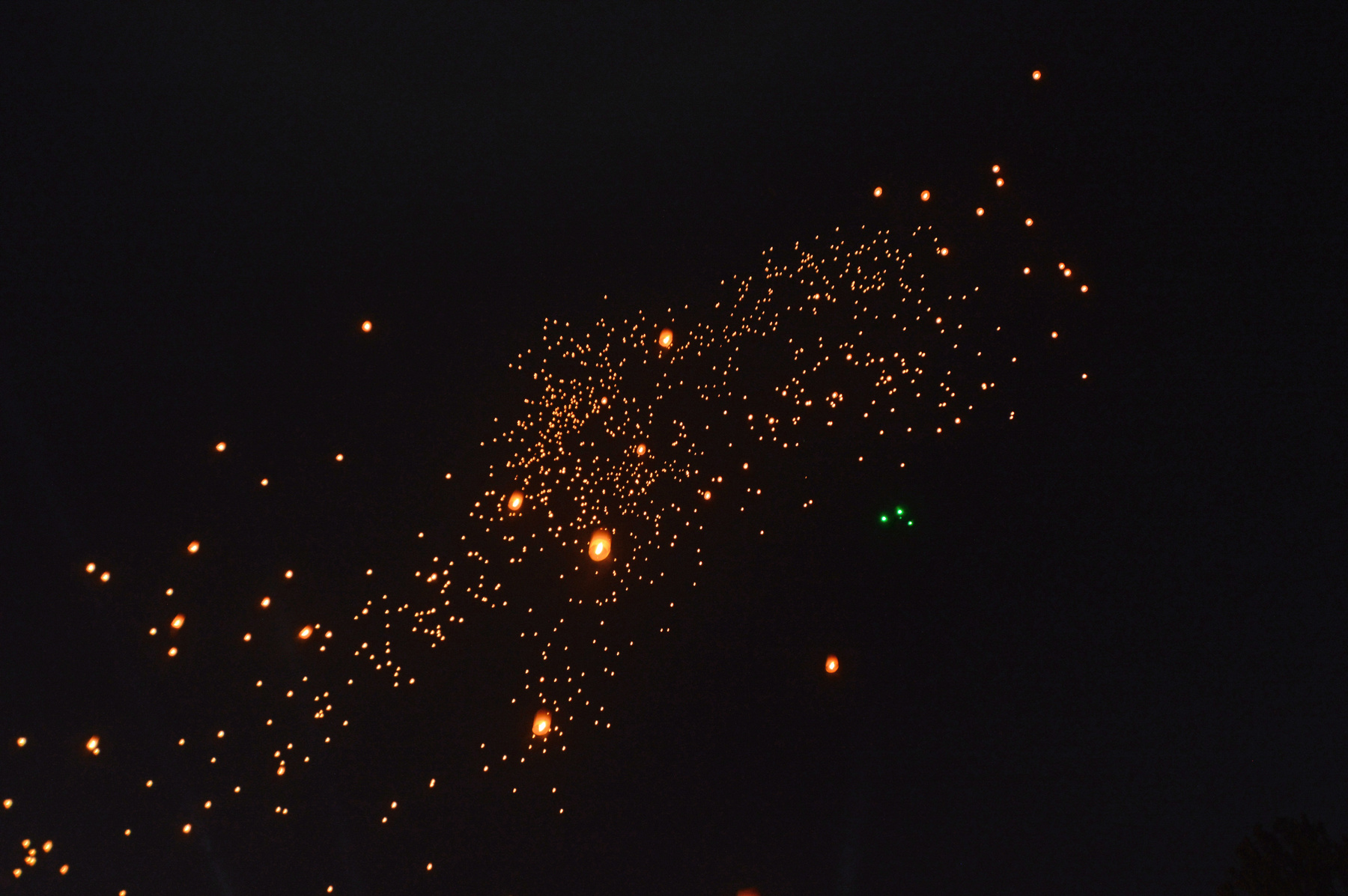 Buddhista hívők követik a kocsik felvonulását a Vesak-napi felvonulások során Malajziában 2025. május 12-én