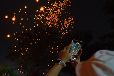 Buddhista hívők követik a kocsik felvonulását a Vesak-napi felvonulások során Malajziában 2025. május 12-én