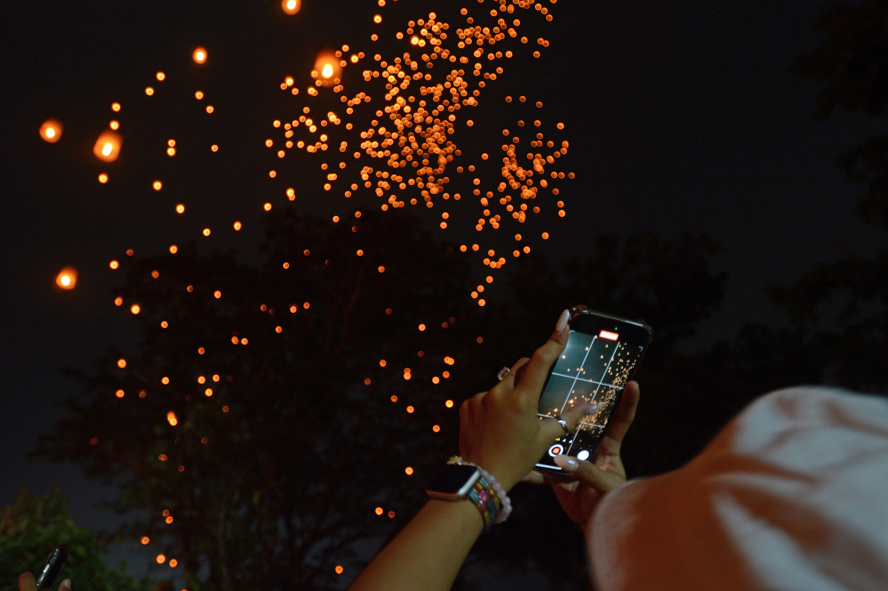 Buddhista hívők követik a kocsik felvonulását a Vesak-napi felvonulások során Malajziában 2025. május 12-én