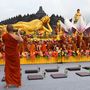 Buddhista szerzetesek vesznek részt a Vesak-napon Indonéziában 2025. május 12-én