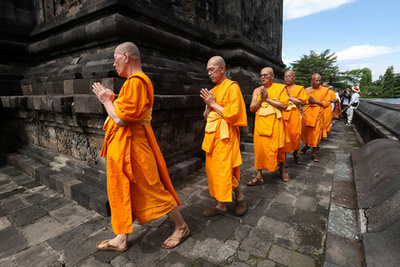 Buddhista hívők követik a kocsik felvonulását a Vesak-napi felvonulások során Malajziában 2025. május 12-én