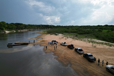 Alvaro Velasco biológus egy orinocói krokodillal a kezében Elorza mellett, Venezuelában 2025. április 24-én