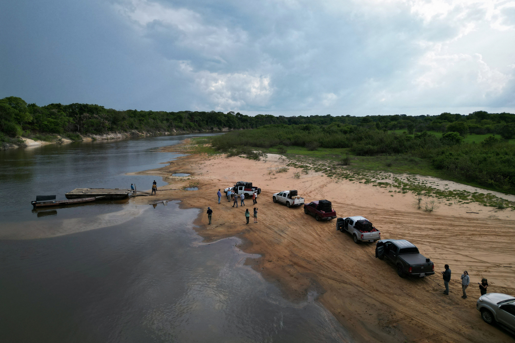 Alvaro Velasco biológus egy orinocói krokodillal a kezében Elorza mellett, Venezuelában 2025. április 24-én