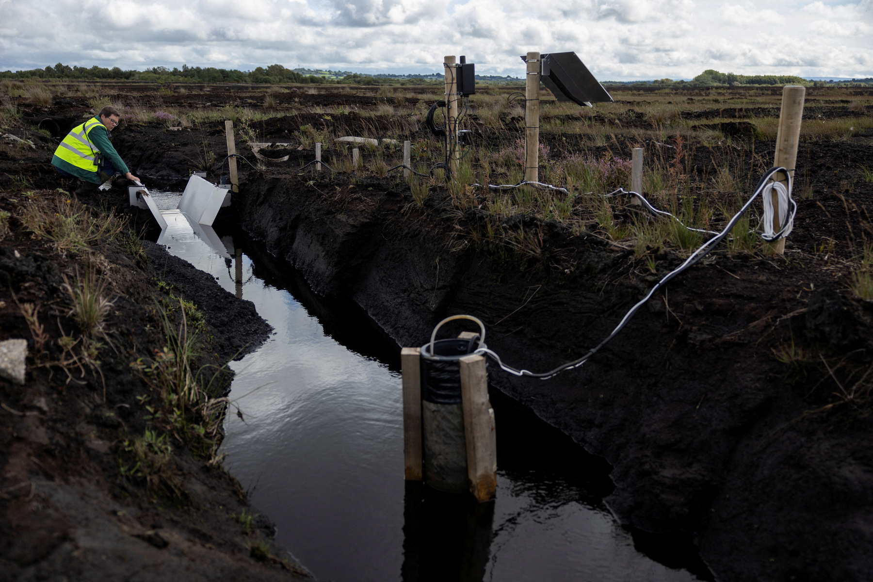 John Smyth tűzifát vág Mount Lucasban, Írországban, 2025. április 1-jén