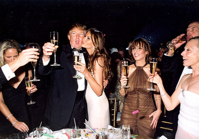 Donald Trump és barátnője, Melania Knauss (később Trump) koccintanak az új év alkalmából a Mar-a-Lago birtokon, Palm Beachen, Floridában, 2004. január 1-jén