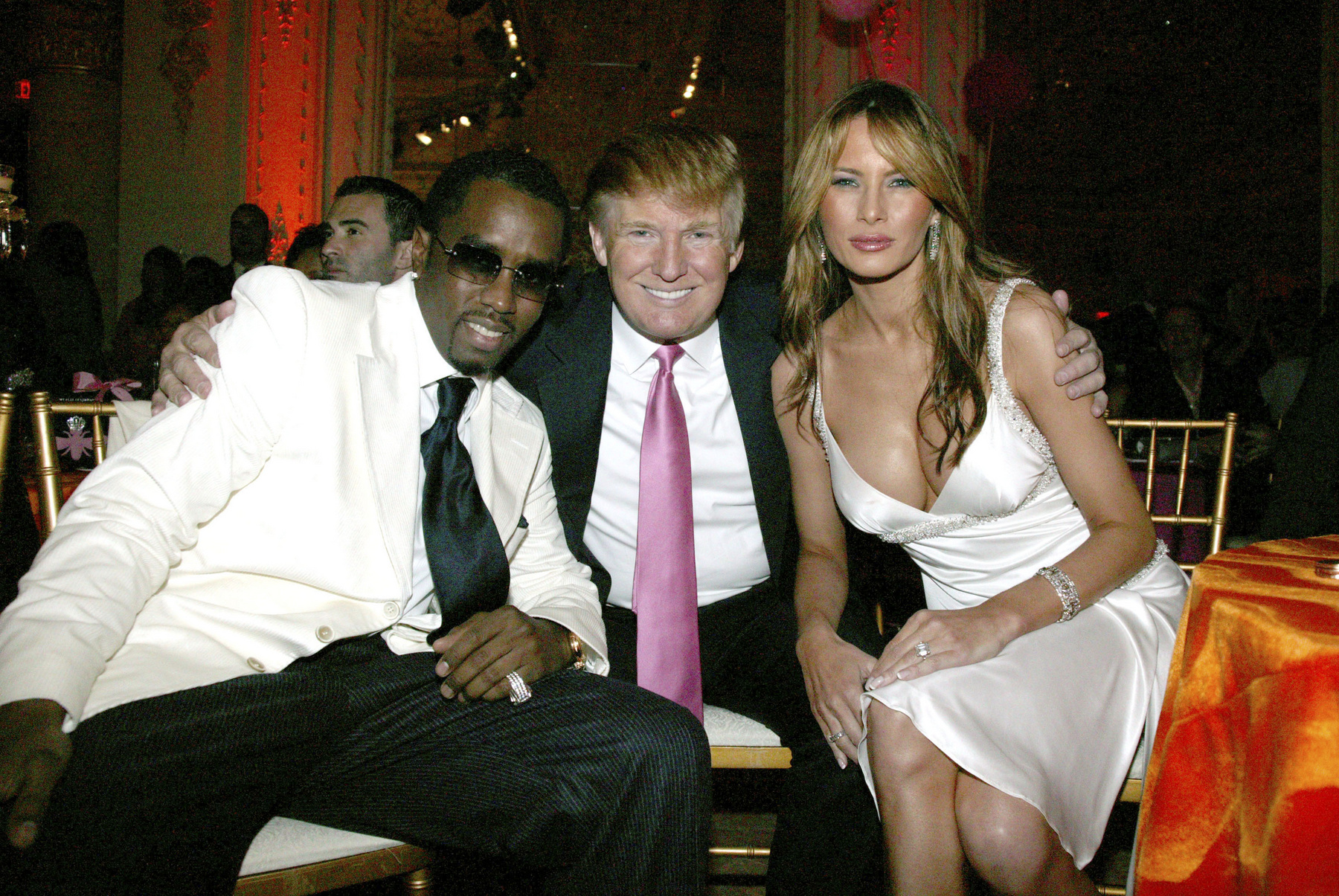 Donald Trump és barátnője, Melania Knauss (később Trump) koccintanak az új év alkalmából a Mar-a-Lago birtokon, Palm Beachen, Floridában, 2004. január 1-jén