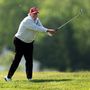 Donald Trump a Pro-Am versenyen a LIV Golf Invitational – DC előtt a Trump National Golf Clubban 2023. május 25-én