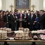 Donald Trump amerikai elnök gyorsételekkel fogadta a 2018-as FCS bajnok North Dakota State Bison focicsapatot a Fehér Házban 2019. március 4-én