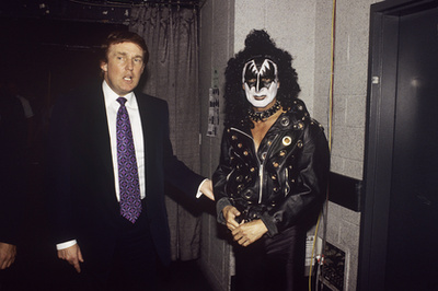 Donald Trump és barátnője, Melania Knauss (később Trump) koccintanak az új év alkalmából a Mar-a-Lago birtokon, Palm Beachen, Floridában, 2004. január 1-jén