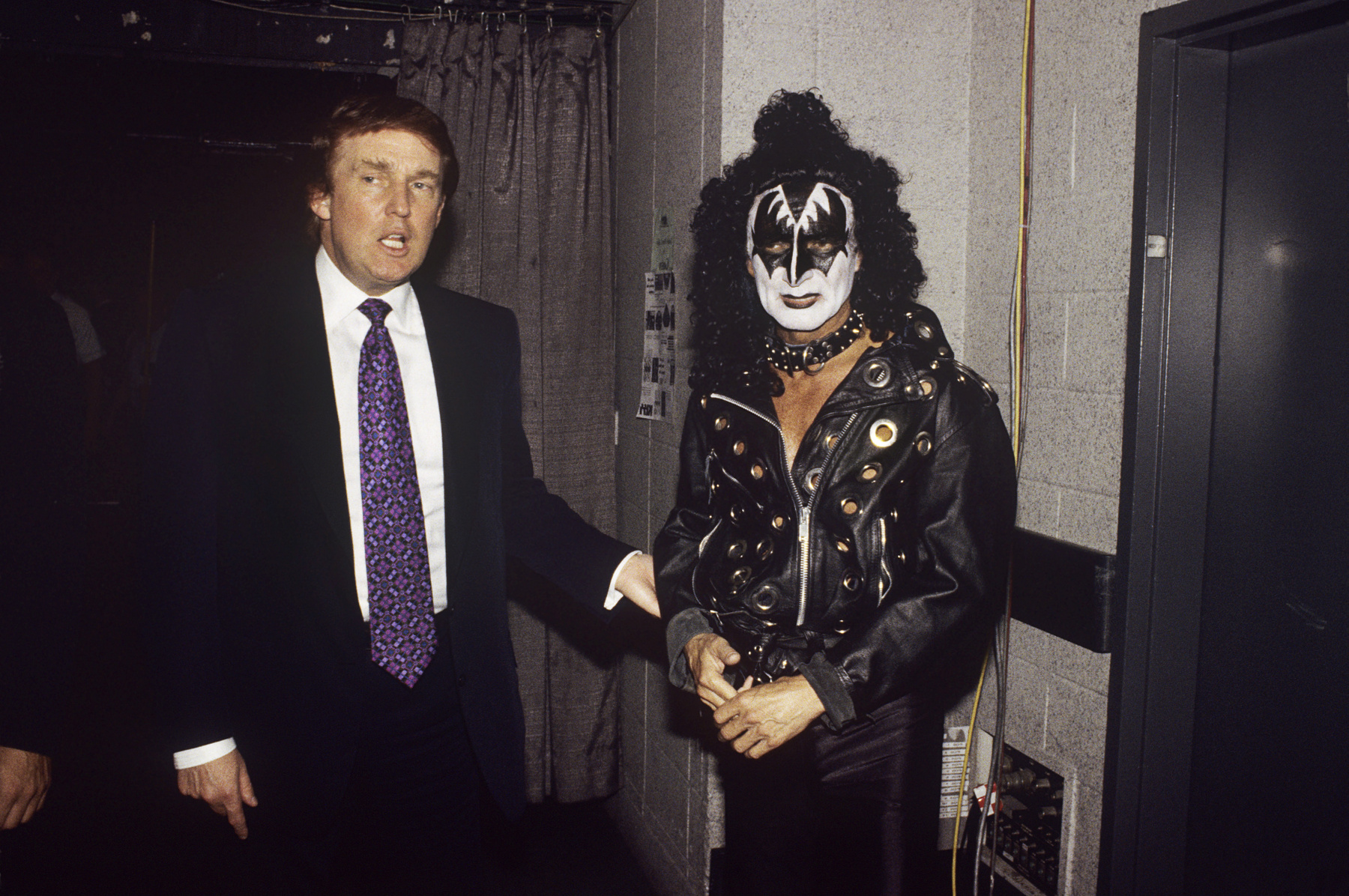 Donald Trump és barátnője, Melania Knauss (később Trump) koccintanak az új év alkalmából a Mar-a-Lago birtokon, Palm Beachen, Floridában, 2004. január 1-jén