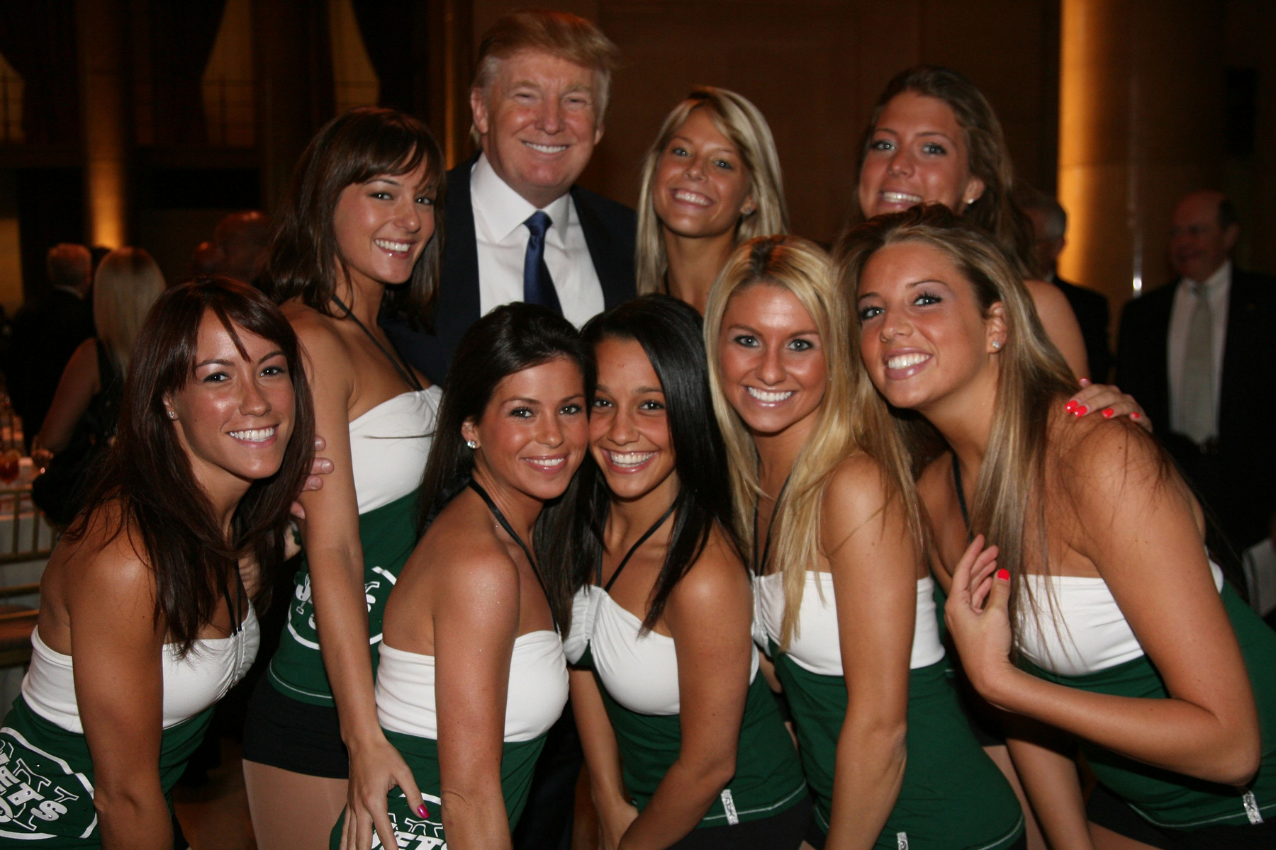 Donald Trump és barátnője, Melania Knauss (később Trump) koccintanak az új év alkalmából a Mar-a-Lago birtokon, Palm Beachen, Floridában, 2004. január 1-jén