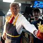 Donald Trump egy McDonald's étteremben dolgozik egy kampányrendezvény során 2024. október 20-án