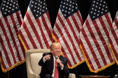 Donald Trump és barátnője, Melania Knauss (később Trump) koccintanak az új év alkalmából a Mar-a-Lago birtokon, Palm Beachen, Floridában, 2004. január 1-jén