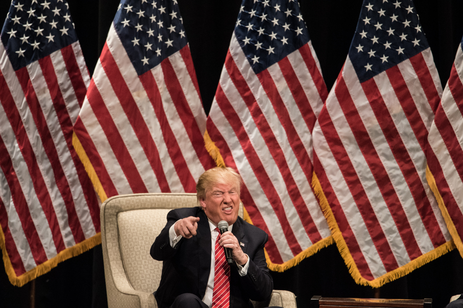 Donald Trump és barátnője, Melania Knauss (később Trump) koccintanak az új év alkalmából a Mar-a-Lago birtokon, Palm Beachen, Floridában, 2004. január 1-jén