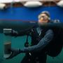 Az Aegean Rebreath környezetvédelmi csoport egyik önkéntes búvára egy mintát tart a kezében 2025. május 25-én