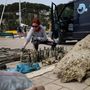 Az Aegean Rebreath környezetvédelmi csoport egyik önkéntese rendezi az Alonissos-sziget tengerfenekéről összegyűjtött hulladékot 2025. május 25-én