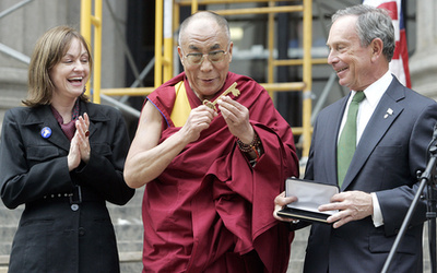 A tibeti spirituális vezető, a 14. Dalai Láma imát mond a közelgő 90. születésnapja alkalmából rendezett ünnepségen a Tsuglagkhang templomban, Dharamsalában, Indiában 2025. július 05-én