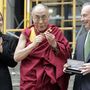 Maura Moynihan, a néhai Patrick Moynihan amerikai szenátor lánya (b) nevet, miközben Őszentsége a Dalai Láma a város kulcsát tartja, miután Michael Bloomberg, New York polgármestere átadta neki 2005. szeptember 25-én 