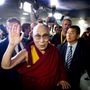 A Dalai Láma megérkezik a hollandiai Schiphol repülőtérre háromnapos hollandiai látogatására 2014. május 10-én