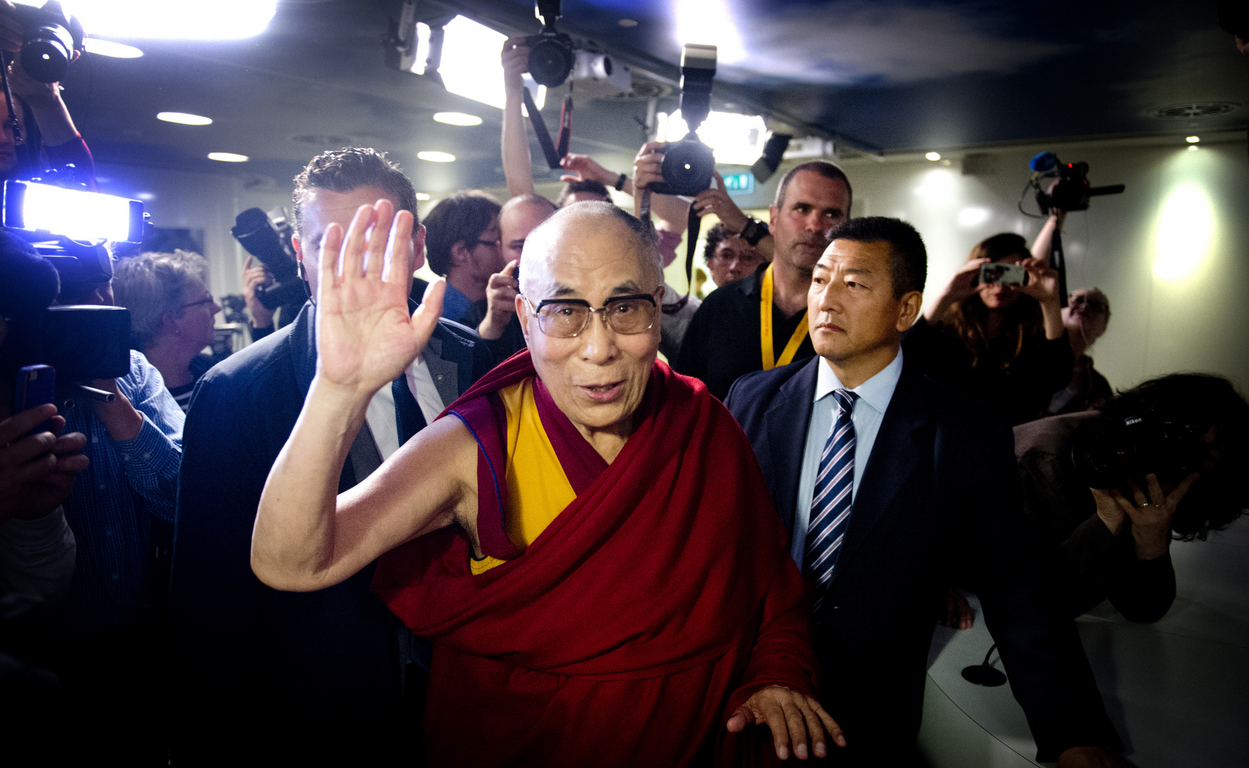 A tibeti spirituális vezető, a 14. Dalai Láma imát mond a közelgő 90. születésnapja alkalmából rendezett ünnepségen a Tsuglagkhang templomban, Dharamsalában, Indiában 2025. július 05-én