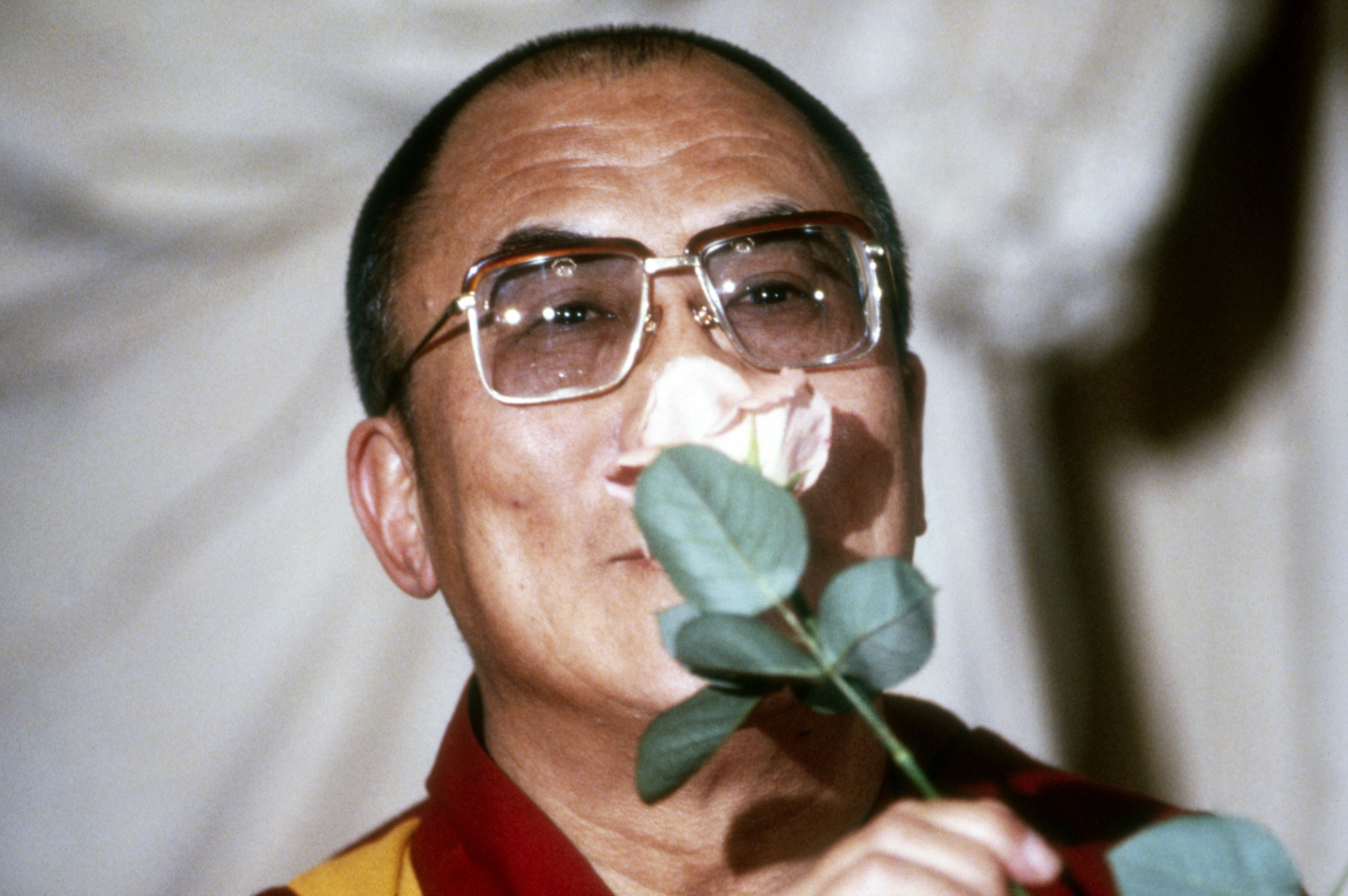 A tibeti spirituális vezető, a 14. Dalai Láma imát mond a közelgő 90. születésnapja alkalmából rendezett ünnepségen a Tsuglagkhang templomban, Dharamsalában, Indiában 2025. július 05-én