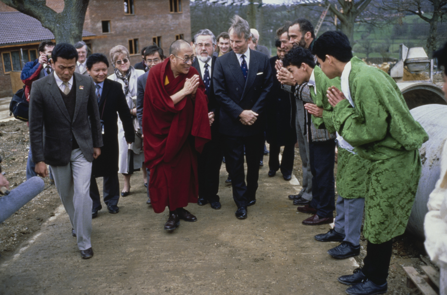 A tibeti spirituális vezető, a 14. Dalai Láma imát mond a közelgő 90. születésnapja alkalmából rendezett ünnepségen a Tsuglagkhang templomban, Dharamsalában, Indiában 2025. július 05-én