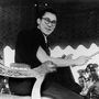 A Dalai Láma áldását adja az összegyűlt tömegnek, Kalkuttánban, Indiában 1957-ben