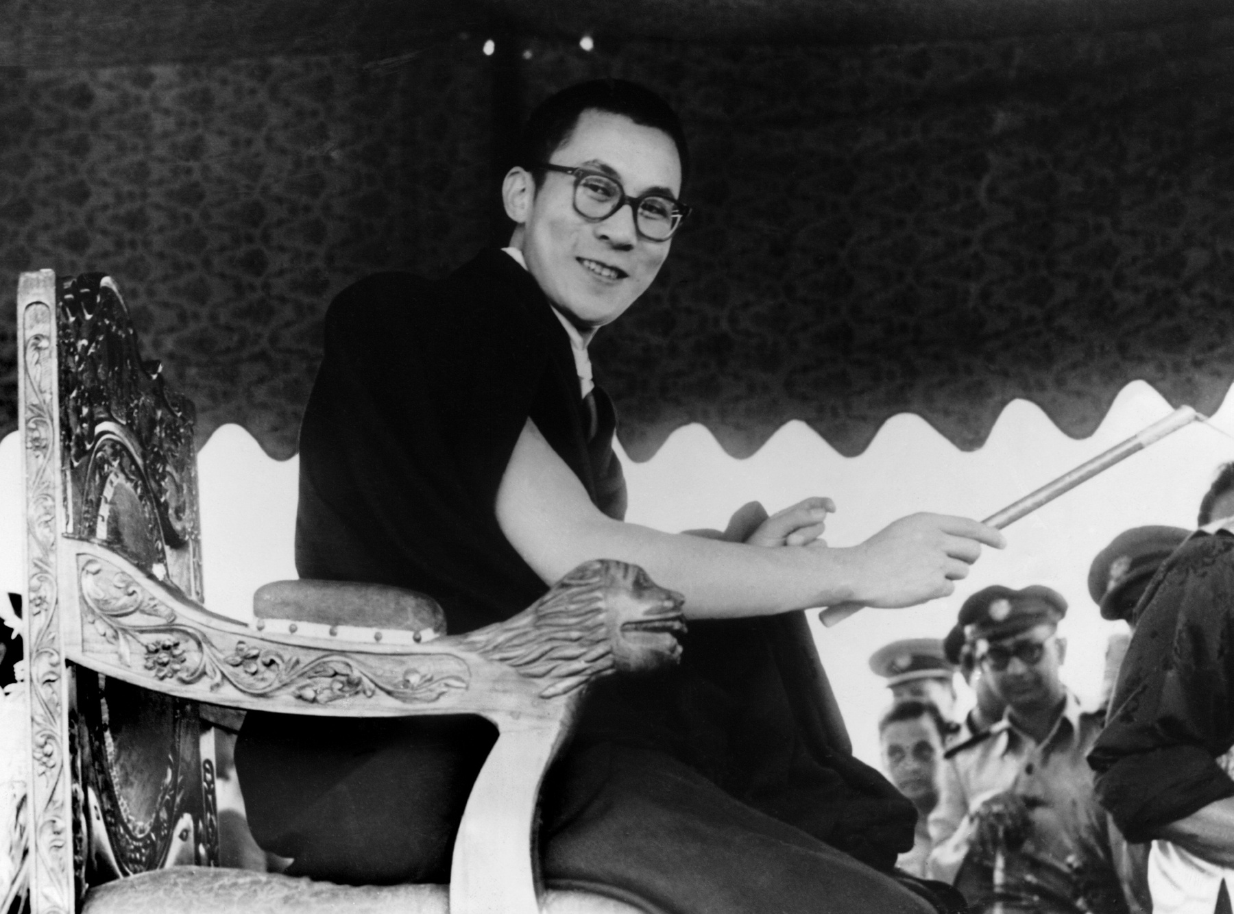 A tibeti spirituális vezető, a 14. Dalai Láma imát mond a közelgő 90. születésnapja alkalmából rendezett ünnepségen a Tsuglagkhang templomban, Dharamsalában, Indiában 2025. július 05-én