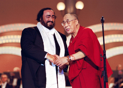 A tibeti spirituális vezető, a 14. Dalai Láma imát mond a közelgő 90. születésnapja alkalmából rendezett ünnepségen a Tsuglagkhang templomban, Dharamsalában, Indiában 2025. július 05-én