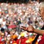 A Dalai Láma az előadásán beszél a Central Parkban New Yorkban 2003. szeptember 21-én 
