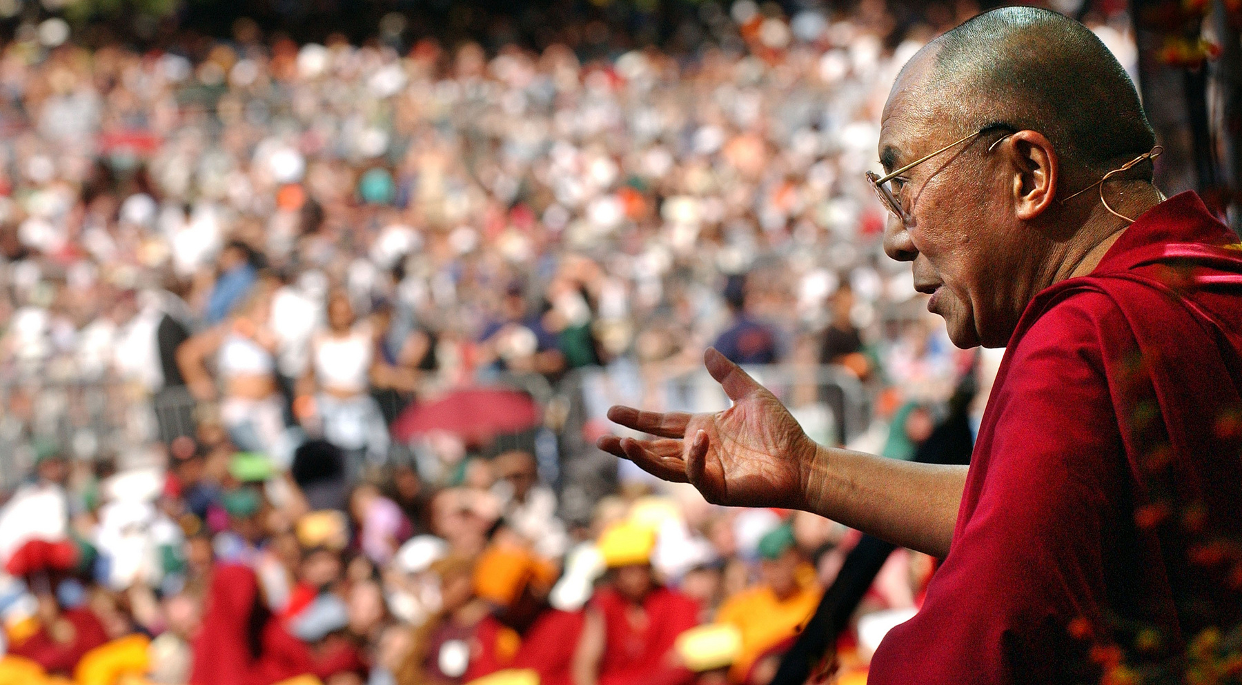 A tibeti spirituális vezető, a 14. Dalai Láma imát mond a közelgő 90. születésnapja alkalmából rendezett ünnepségen a Tsuglagkhang templomban, Dharamsalában, Indiában 2025. július 05-én