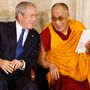 George W. Bush elnök beszélget a Dalai Lámával, mielőtt Őszentsége átveszi a kongresszusi aranyérmet az amerikai Capitolium Rotundájában Washingtonban 2007. október 17-én 