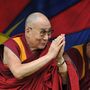 Őszentsége a Dalai Láma részt vesz a Glastonbury Fesztivál harmadik napján a Worthy Farm Piltonban 2015. június 28-án