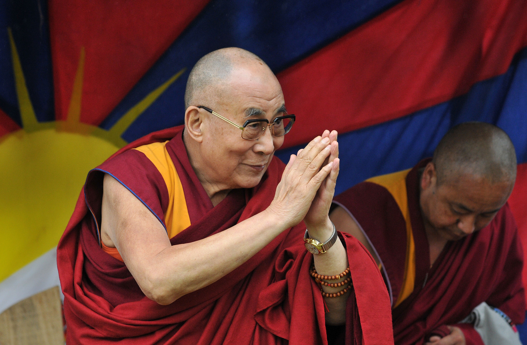 A tibeti spirituális vezető, a 14. Dalai Láma imát mond a közelgő 90. születésnapja alkalmából rendezett ünnepségen a Tsuglagkhang templomban, Dharamsalában, Indiában 2025. július 05-én