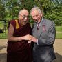 Károly herceg fogadja Őszentségét, a Dalai Lámát a Clarence House-ban Londonban, az Egyesült Királyságban 2012. június 20-án