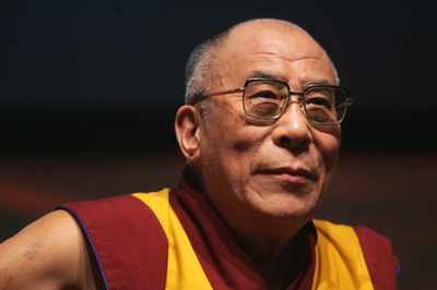A tibeti spirituális vezető, a 14. Dalai Láma imát mond a közelgő 90. születésnapja alkalmából rendezett ünnepségen a Tsuglagkhang templomban, Dharamsalában, Indiában 2025. július 05-én